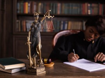 Консультация адвоката по списанию долгов с поддержкой в РФ