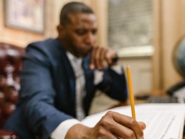 Списание долгов — защита интересов клиента в суде