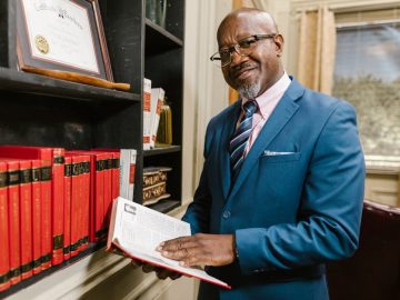 Консультация юриста по списанию долгов с консультацией РФ