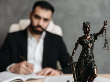 Как банкротство помогает избавиться от долгов по штрафам и кредитам